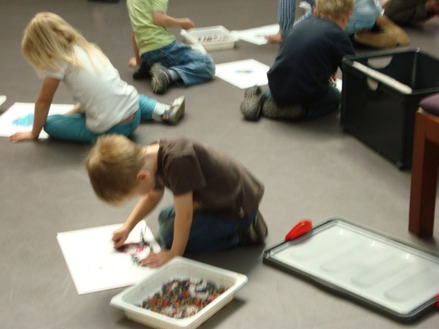 子供たちが､絵を描いている。ちびったクレパスがケースの中に色とりどりである。別に前にある絵を模写しているようでもない。一生懸命ではある。